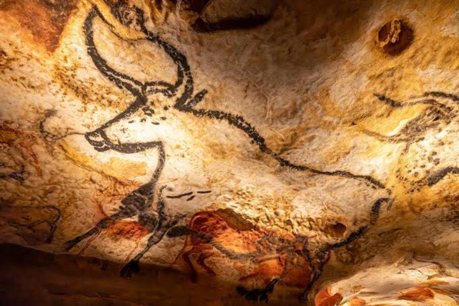 Painted bull on the cave ceiling, Lascaux, France